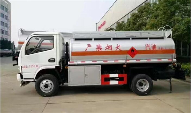 东风小多利卡5吨加油车
