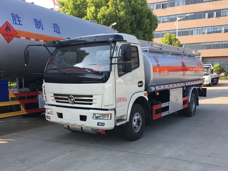 东风多利卡8吨加油车